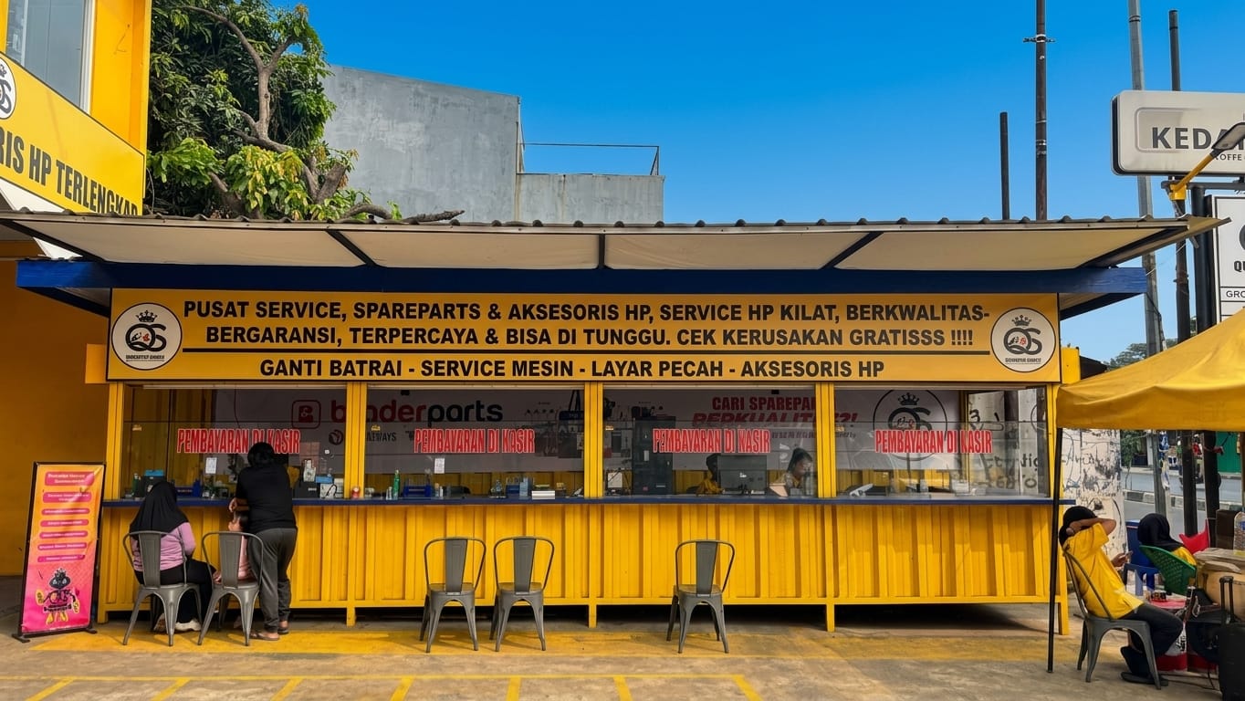 Booth pelayanan servis dan konsultasi resmi di Queenstar Gadget